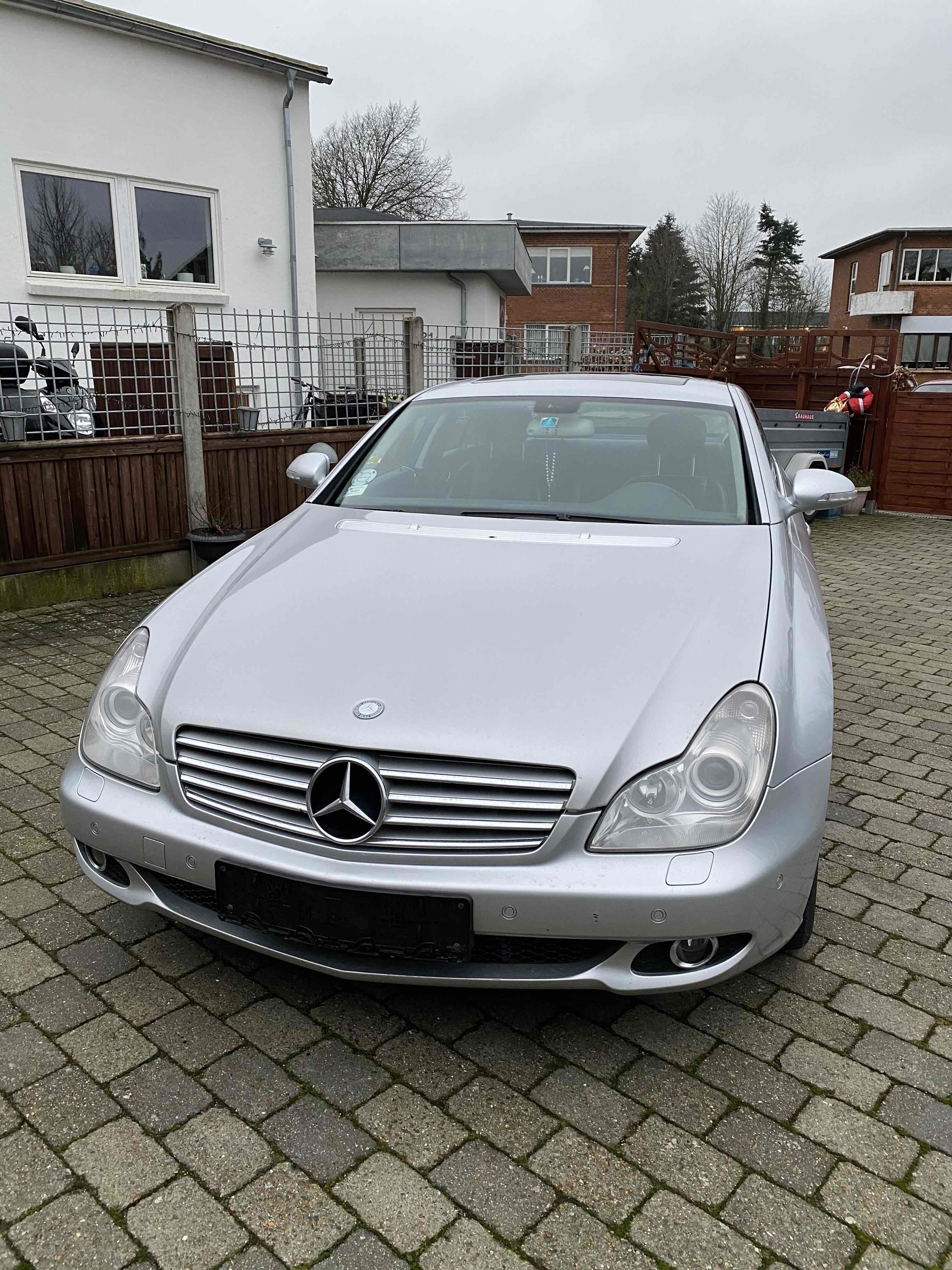 Sølv Mercedes CLS500 fra 2005