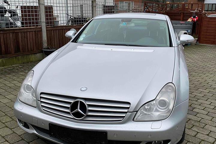 Sølv Mercedes CLS500 fra 2005