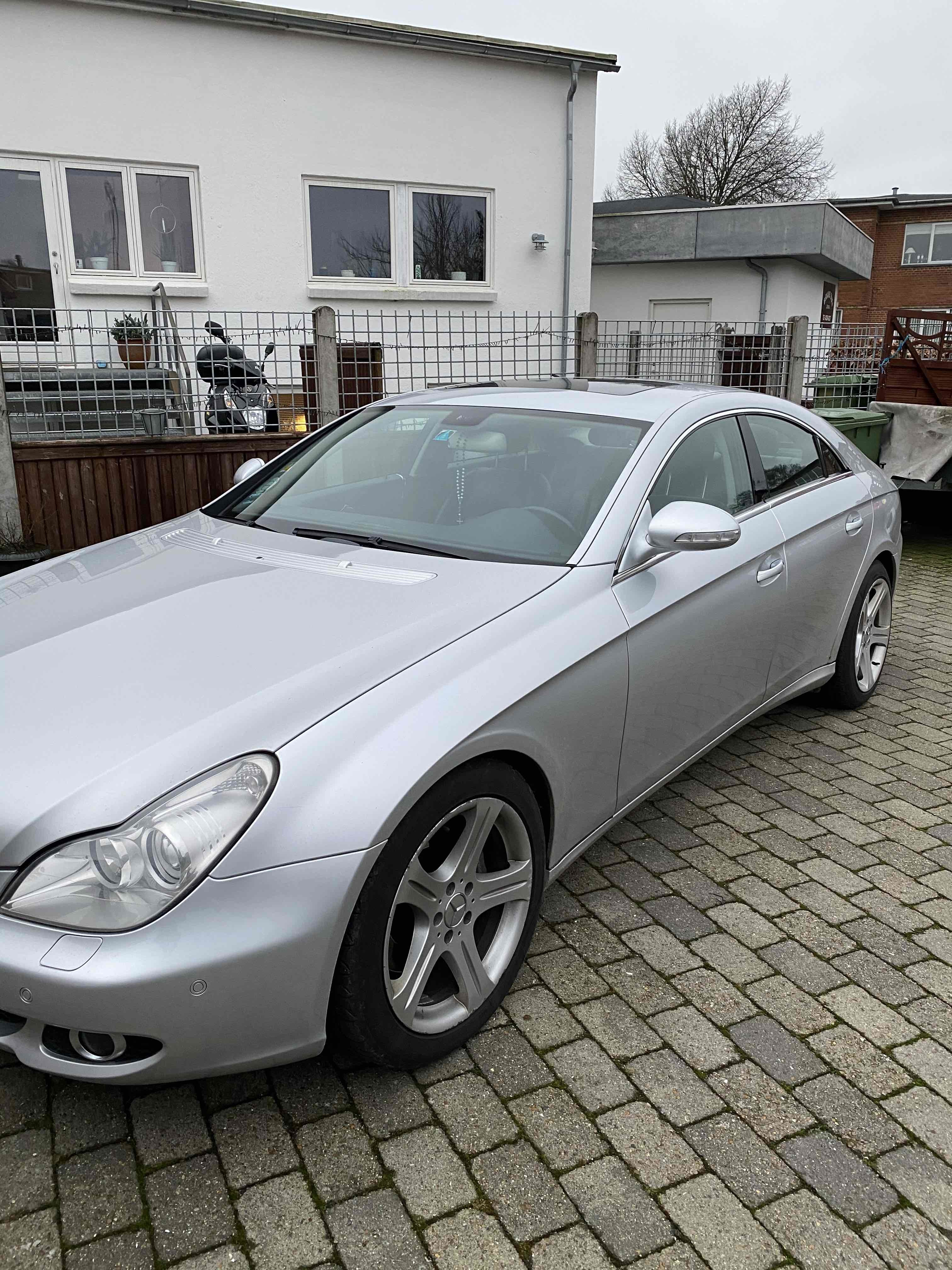 Sølv Mercedes CLS500 fra 2005