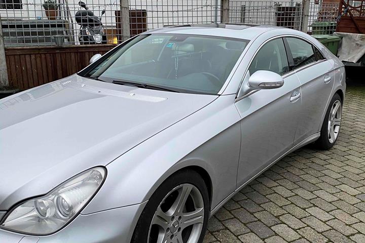 Sølv Mercedes CLS500 fra 2005