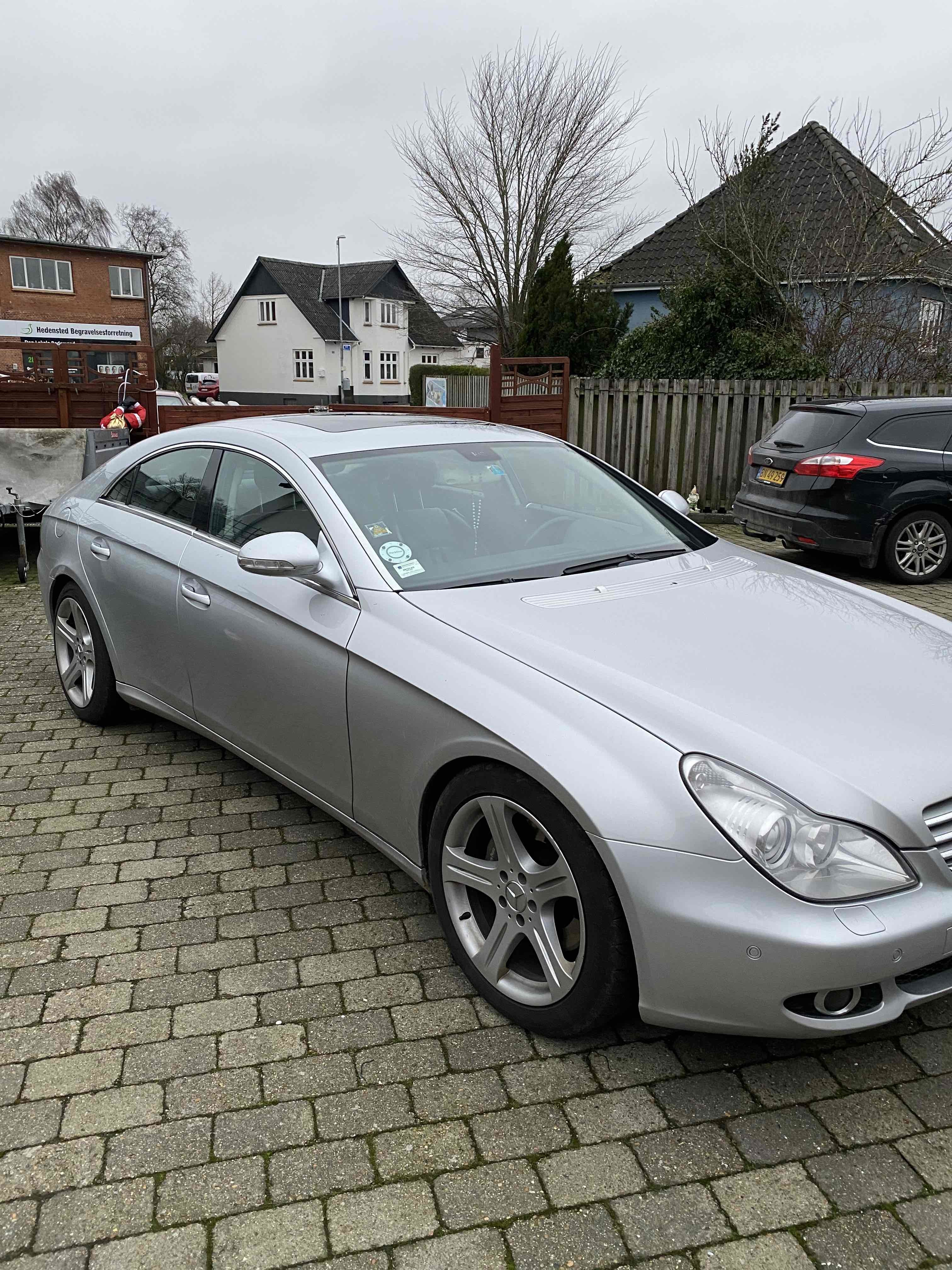 Sølv Mercedes CLS500 fra 2005