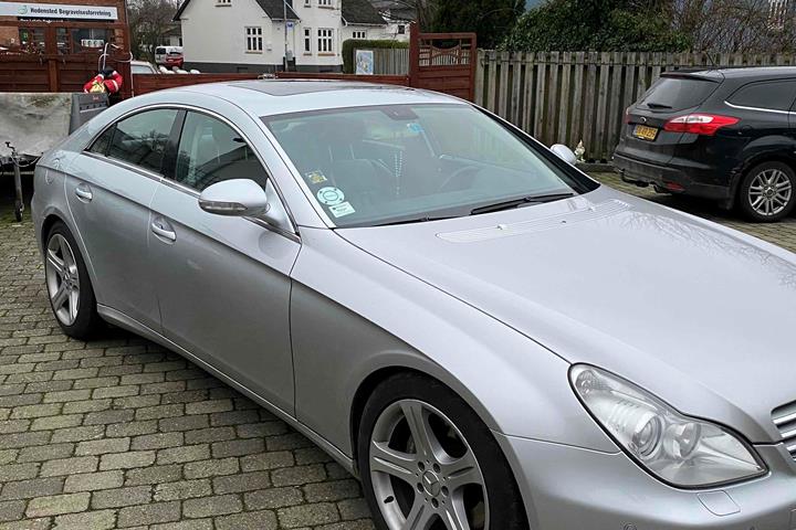 Sølv Mercedes CLS500 fra 2005