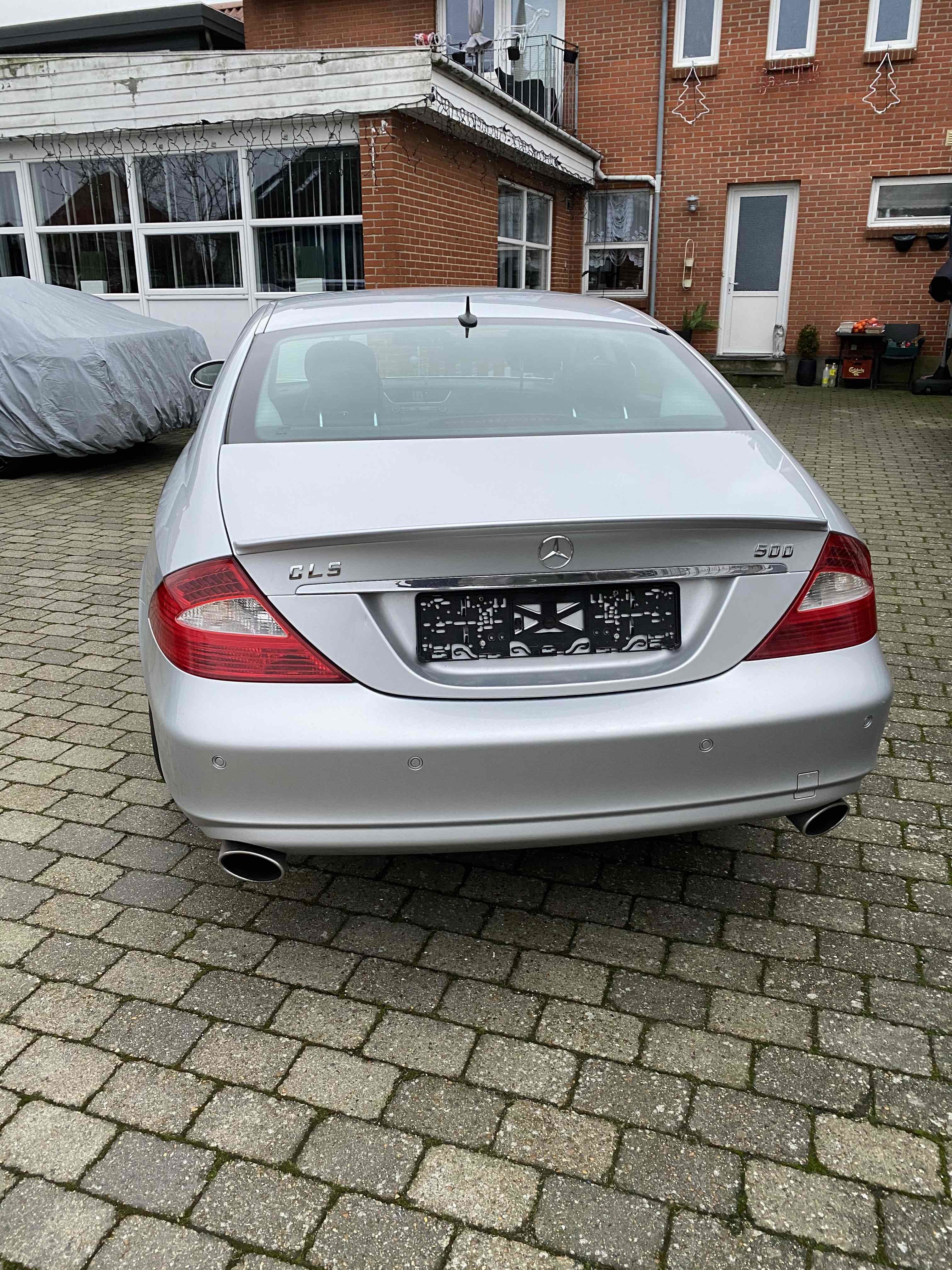 Sølv Mercedes CLS500 fra 2005
