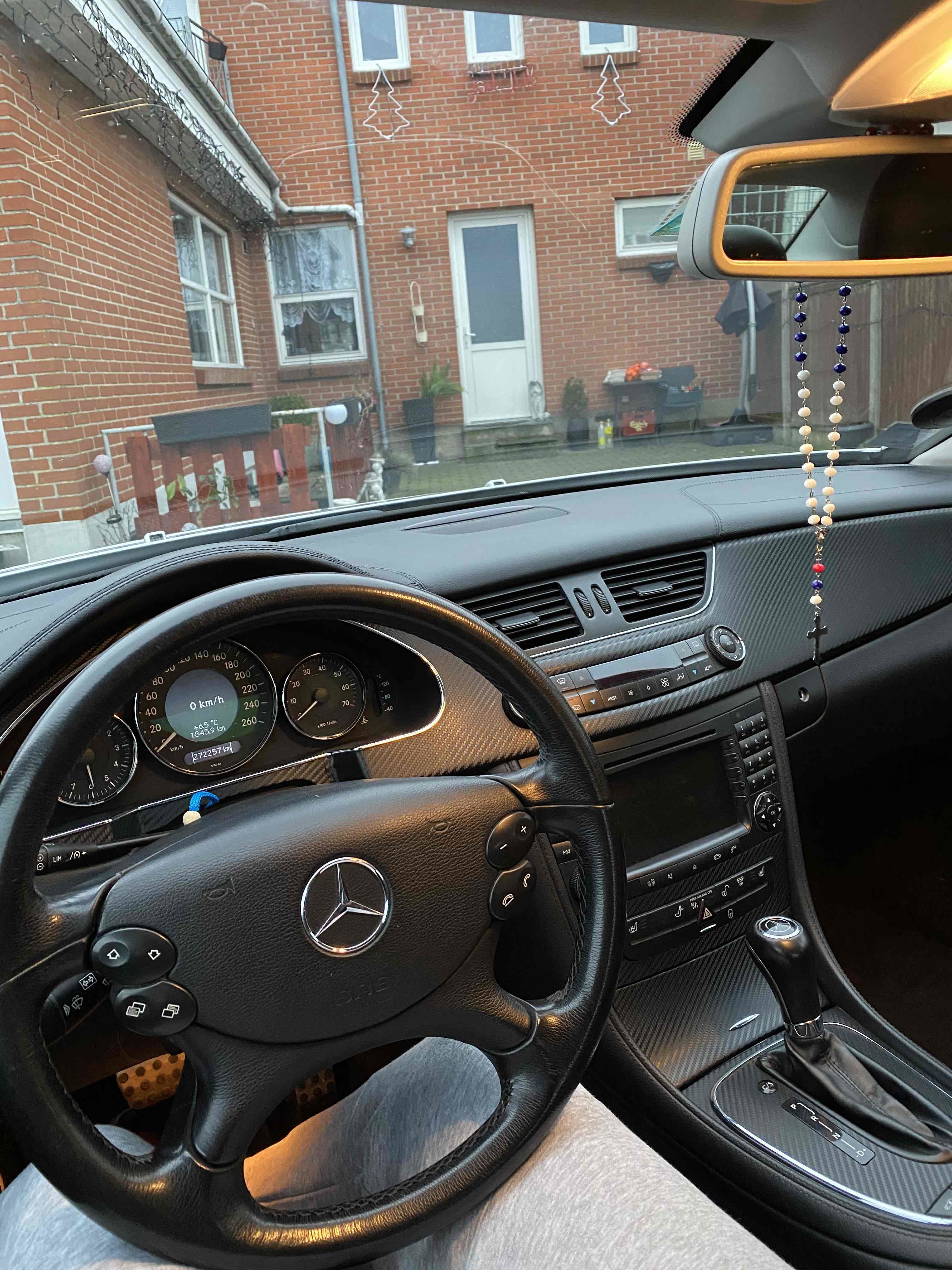 Sølv Mercedes CLS500 fra 2005