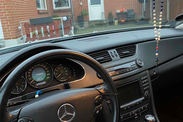 Sølv Mercedes CLS500 fra 2005
