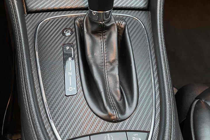 Sølv Mercedes CLS500 fra 2005
