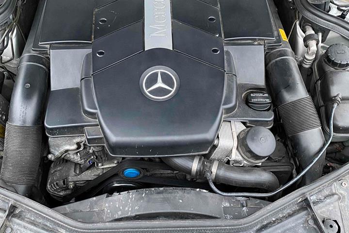 Sølv Mercedes CLS500 fra 2005