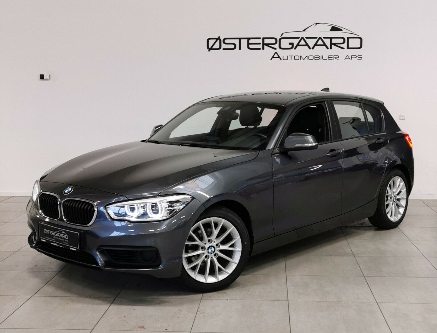 Grå BMW 118d fra 2018