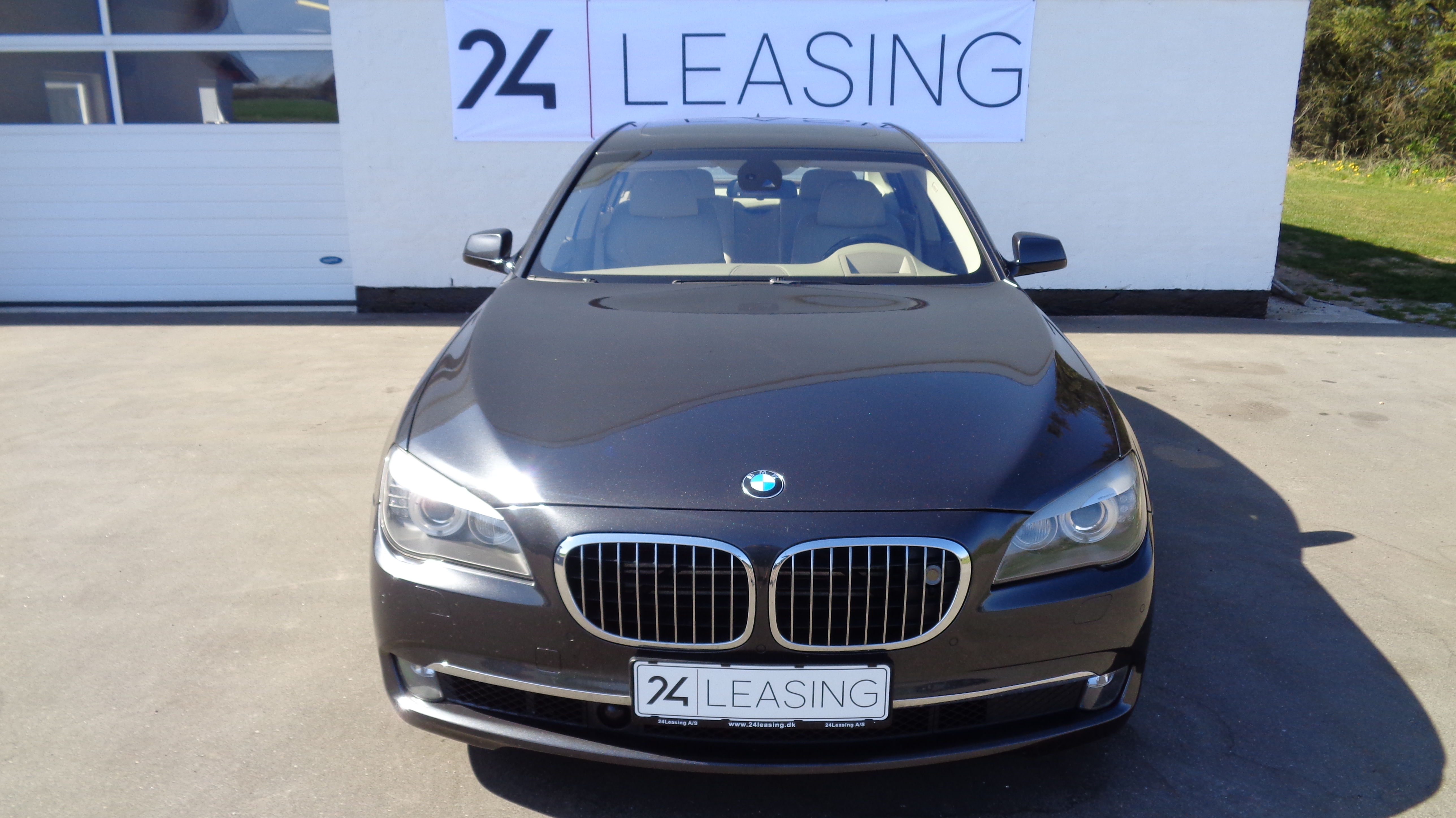 Grå BMW 760i fra 2010