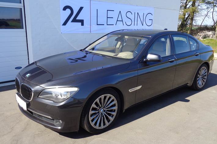 Grå BMW 760i fra 2010