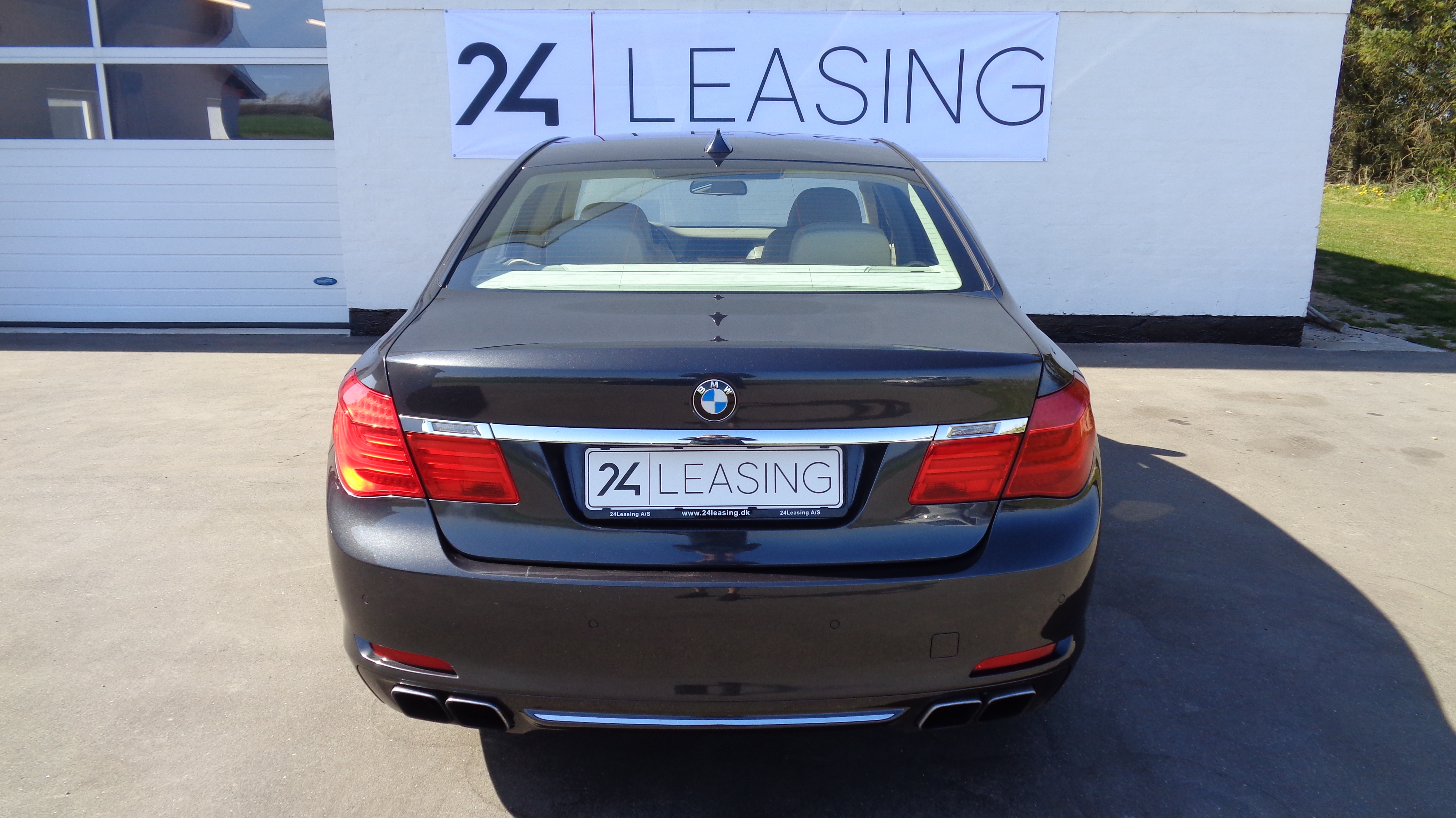 Grå BMW 760i fra 2010