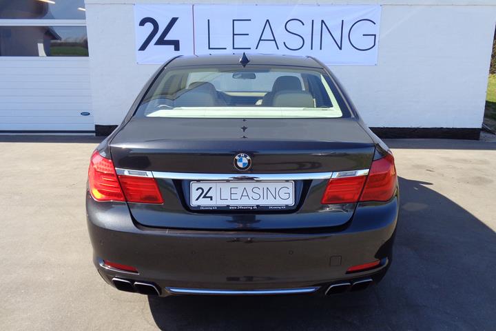 Grå BMW 760i fra 2010