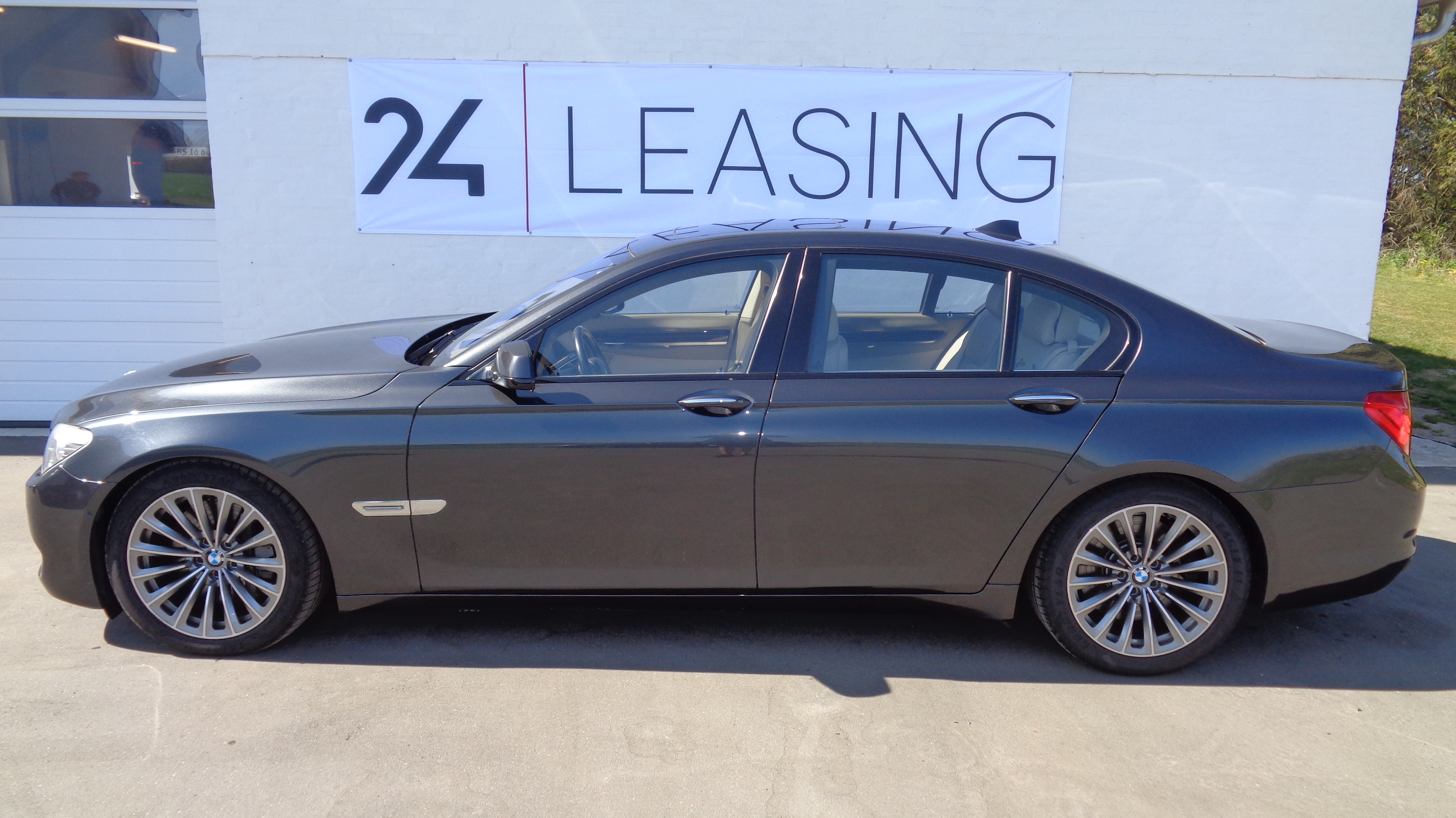 Grå BMW 760i fra 2010