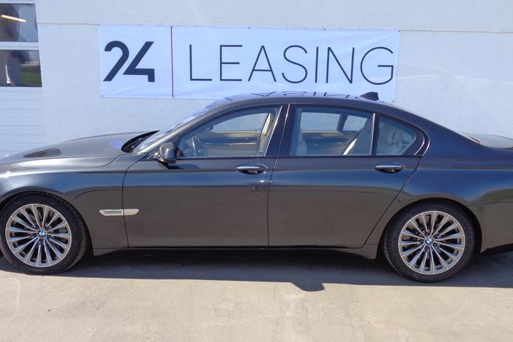 Grå BMW 760i fra 2010
