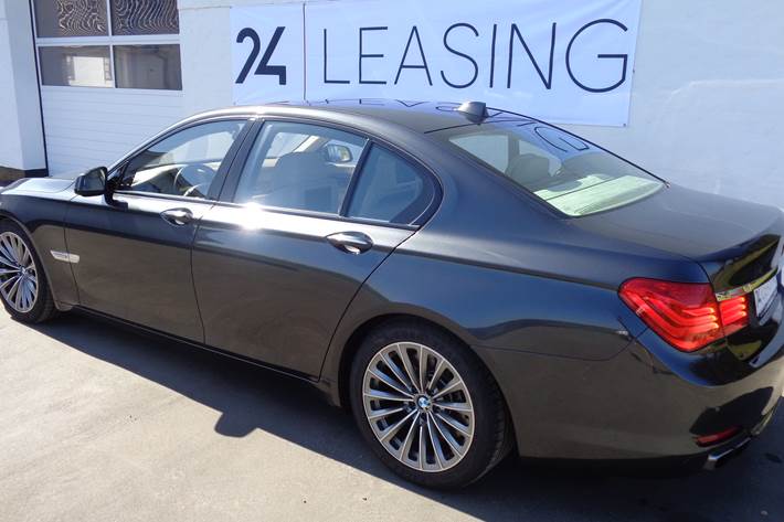 Grå BMW 760i fra 2010