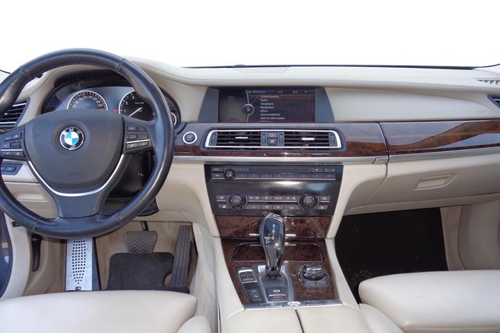 Grå BMW 760i fra 2010