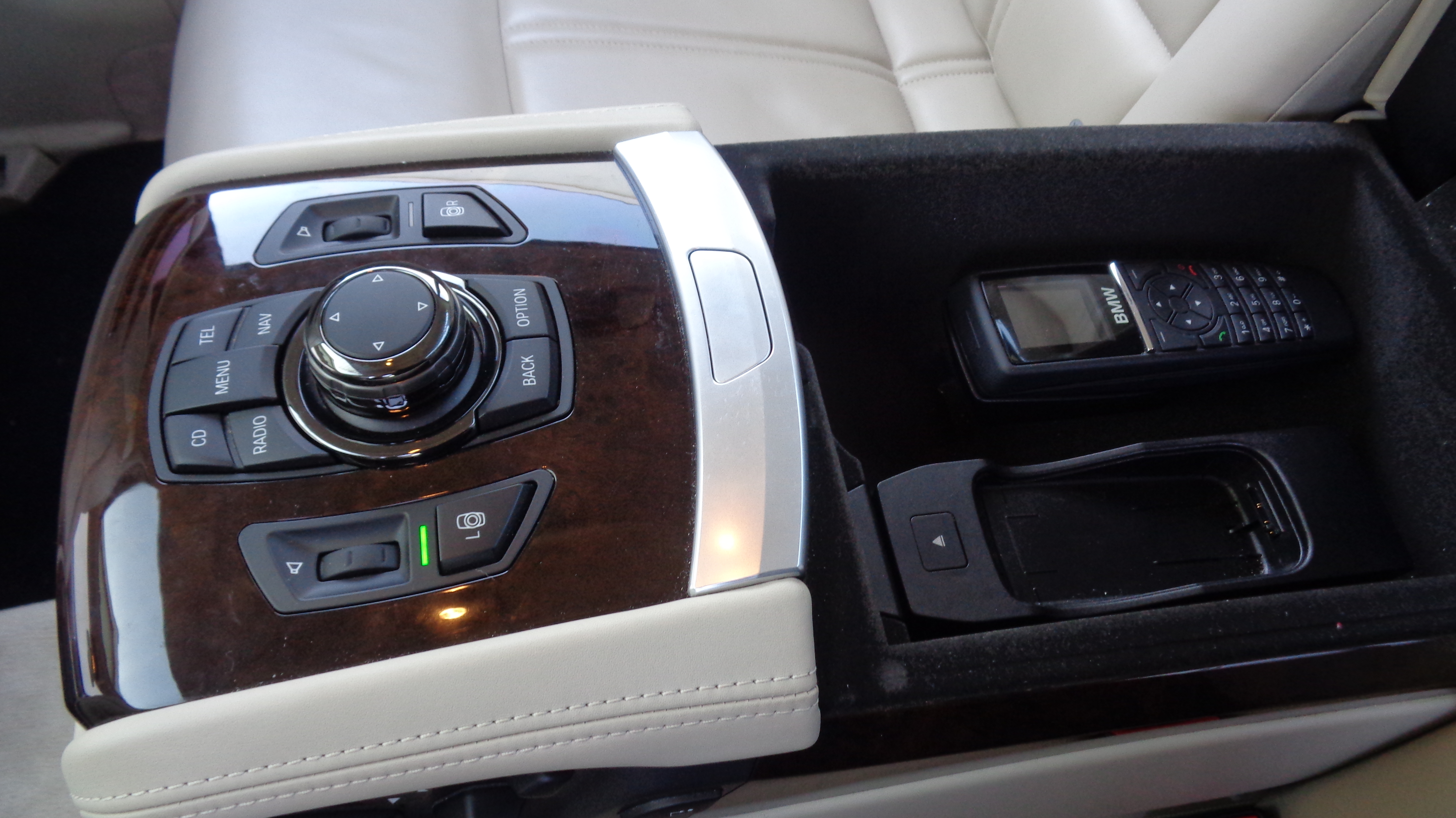 Grå BMW 760i fra 2010