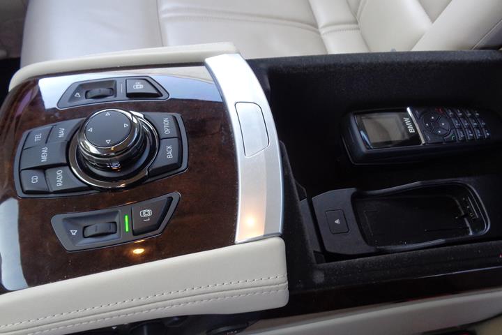 Grå BMW 760i fra 2010