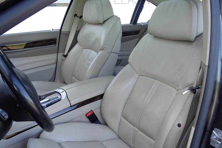 Grå BMW 760i fra 2010