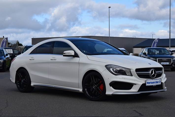 Rød Mercedes CLA45 fra 2015