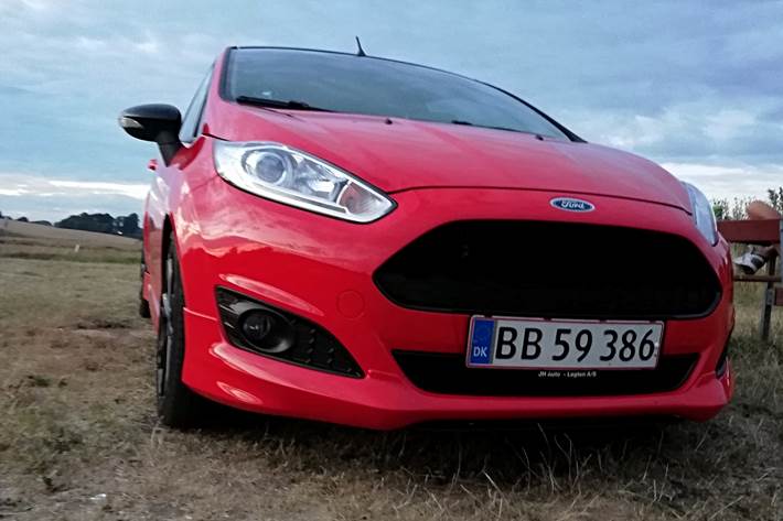 Rød Ford Fiesta fra 2016