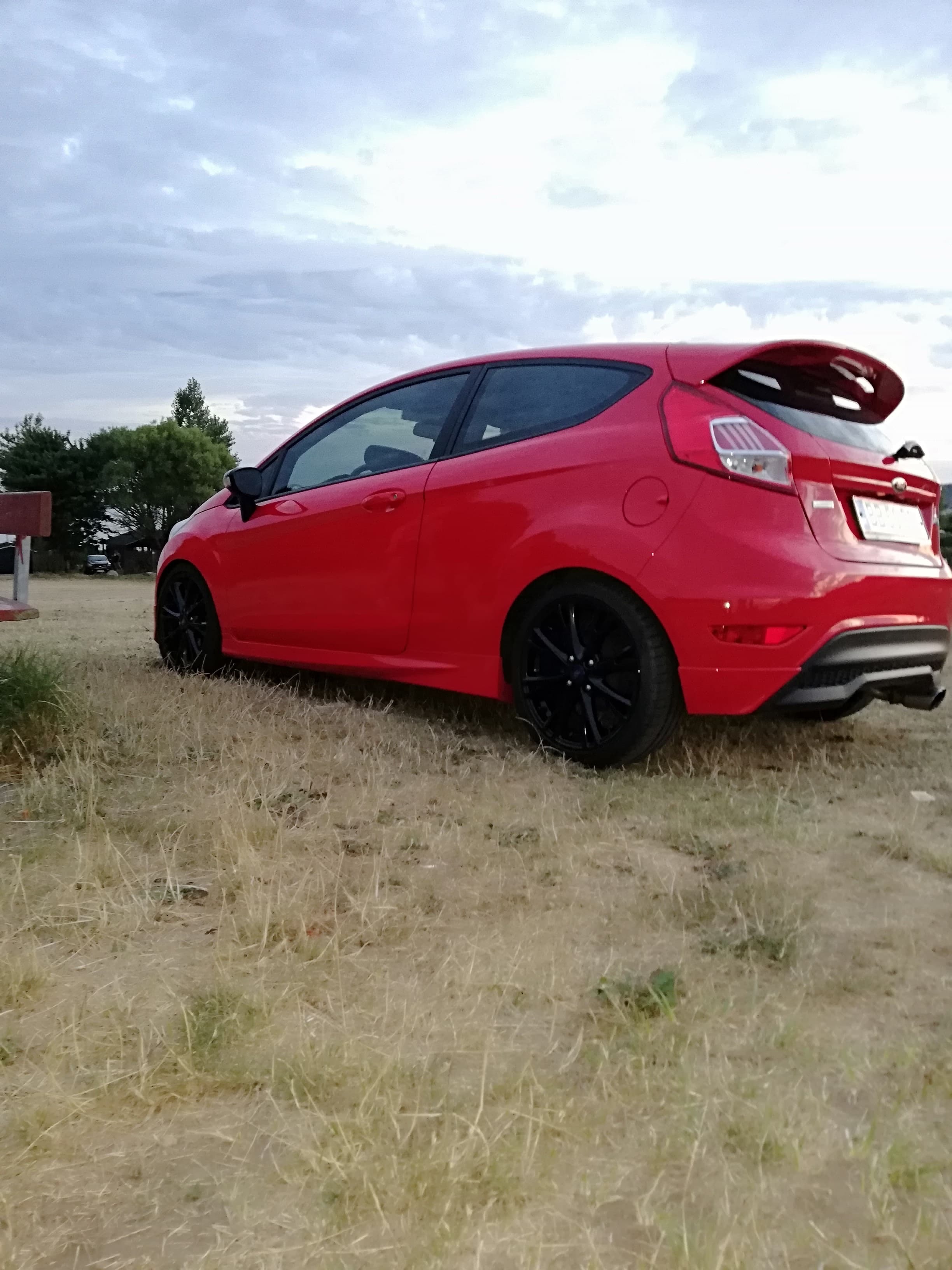 Rød Ford Fiesta fra 2016