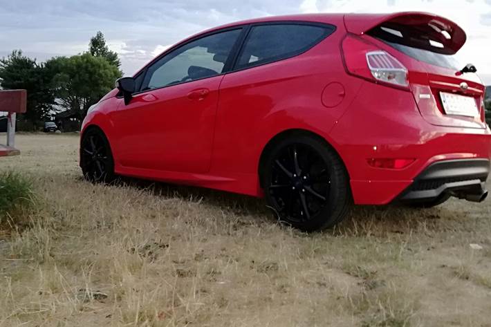 Rød Ford Fiesta fra 2016