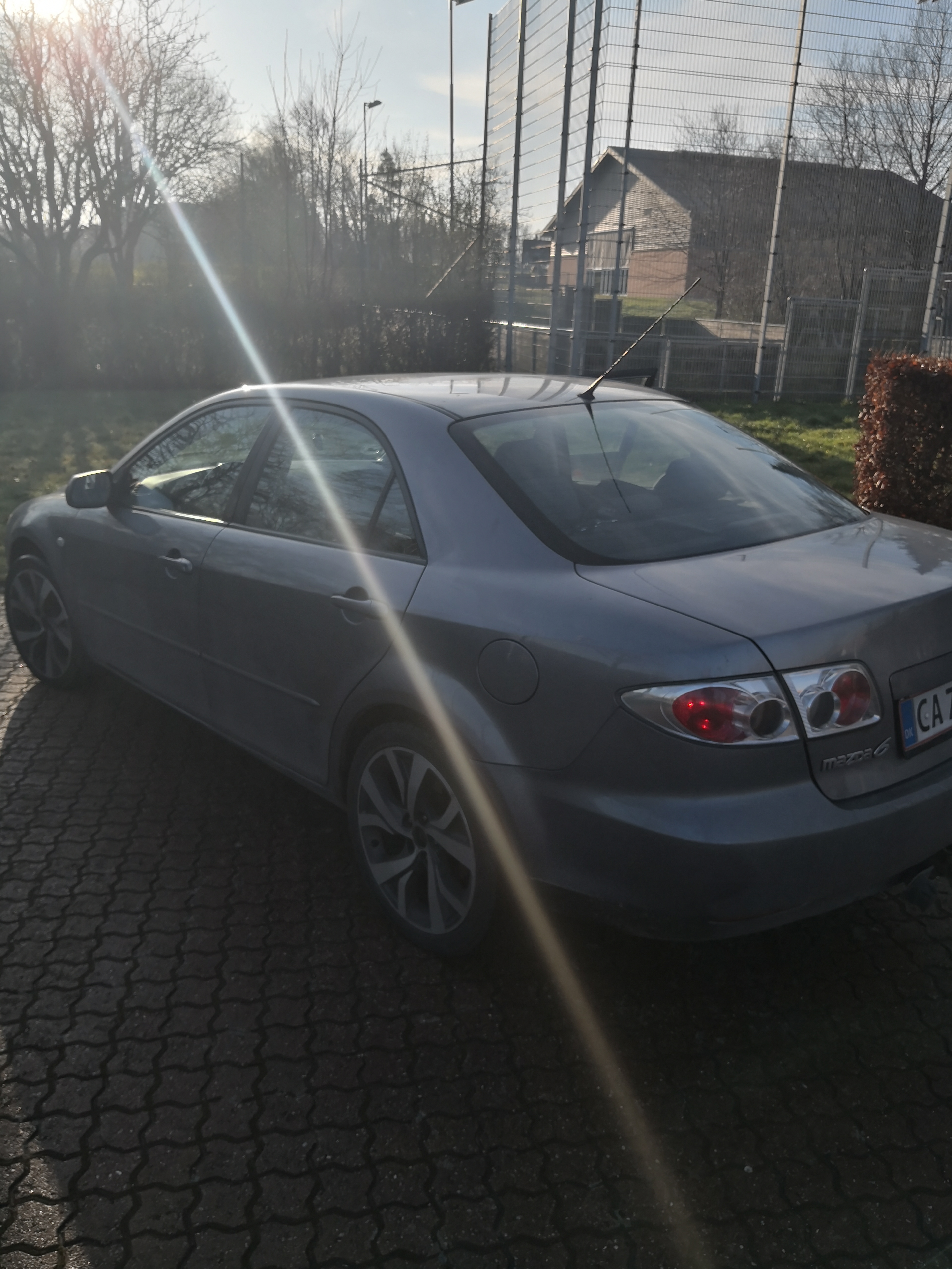 Grå Mazda 6 fra 2005