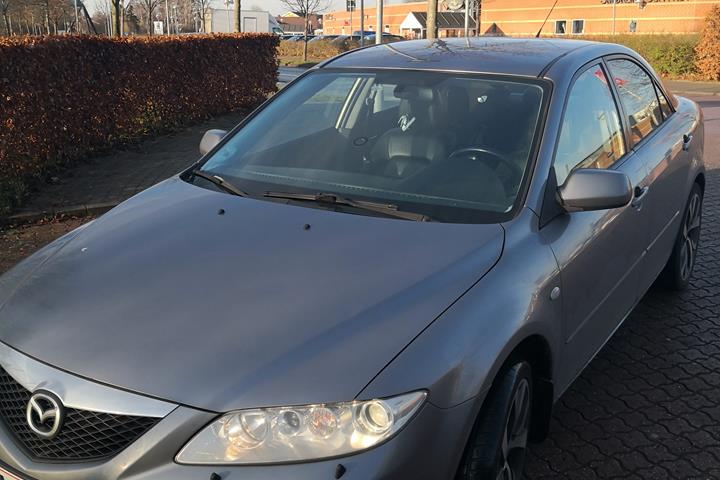 Grå Mazda 6 fra 2005