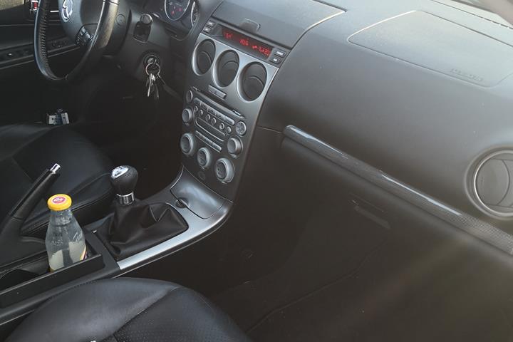 Grå Mazda 6 fra 2005
