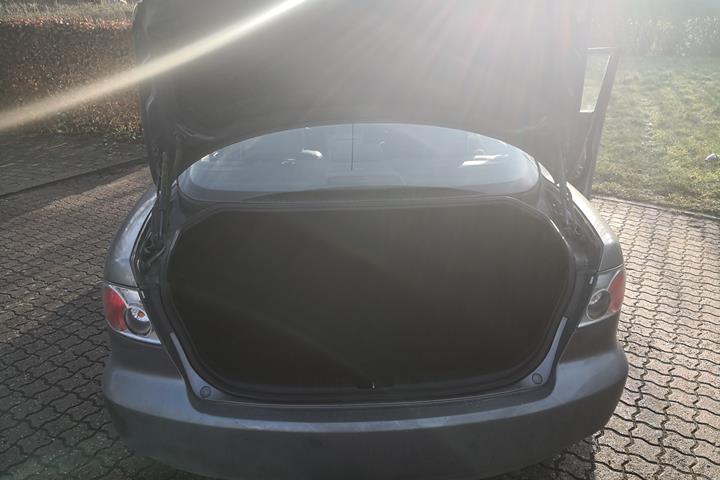 Grå Mazda 6 fra 2005