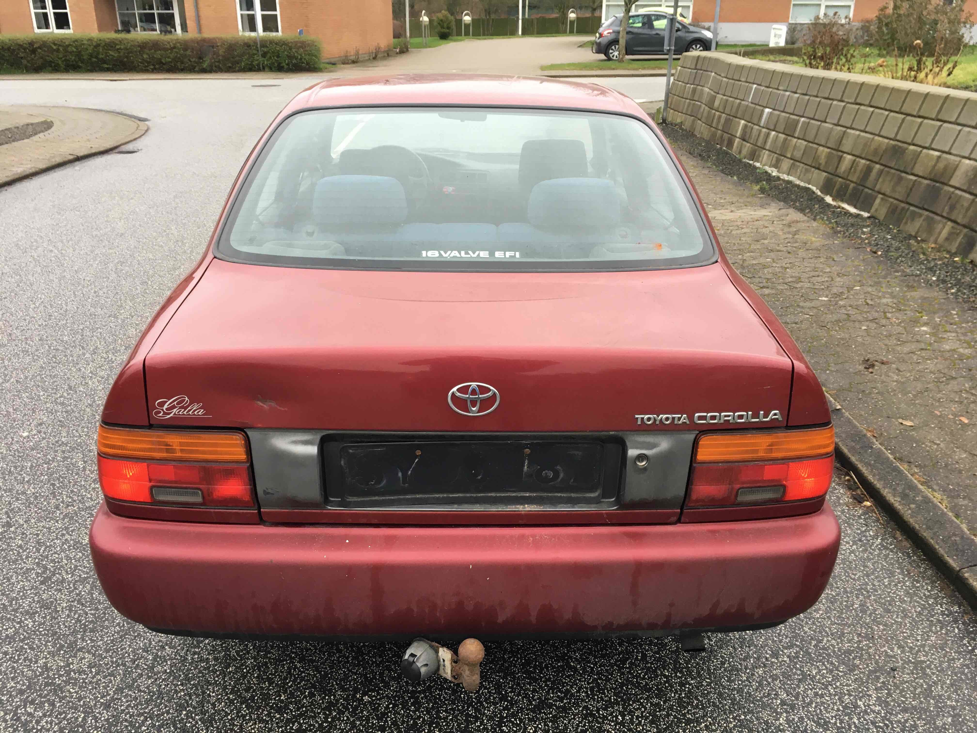 Rød Toyota Corolla fra 1995
