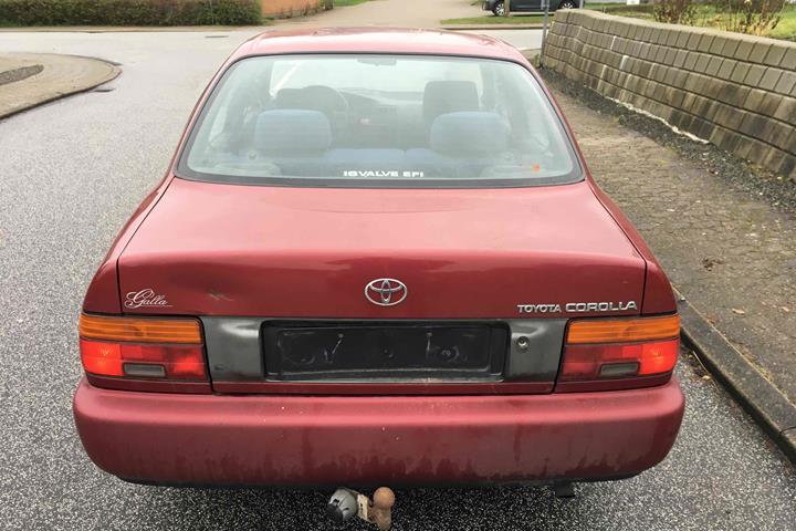 Rød Toyota Corolla fra 1995
