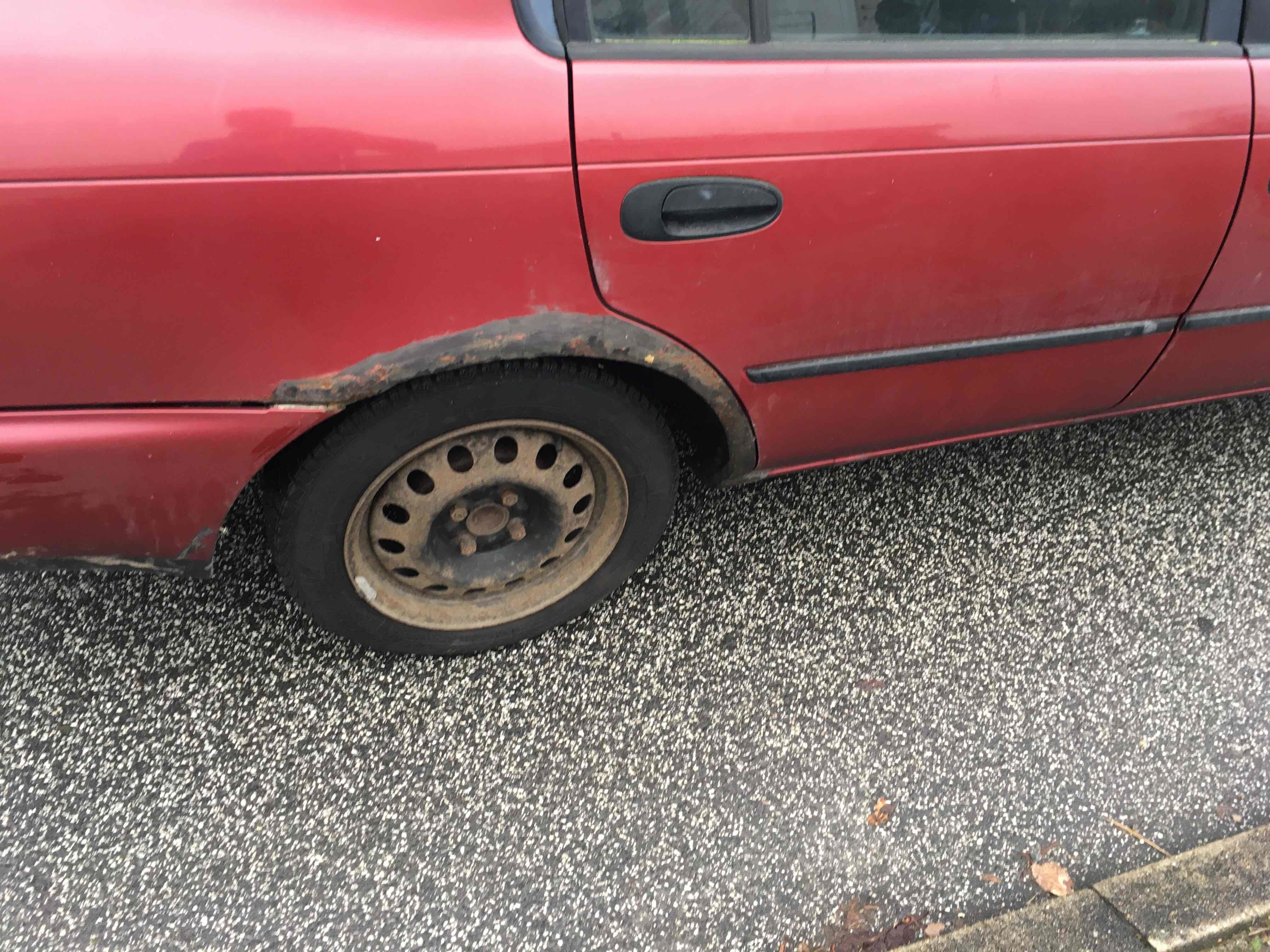 Rød Toyota Corolla fra 1995