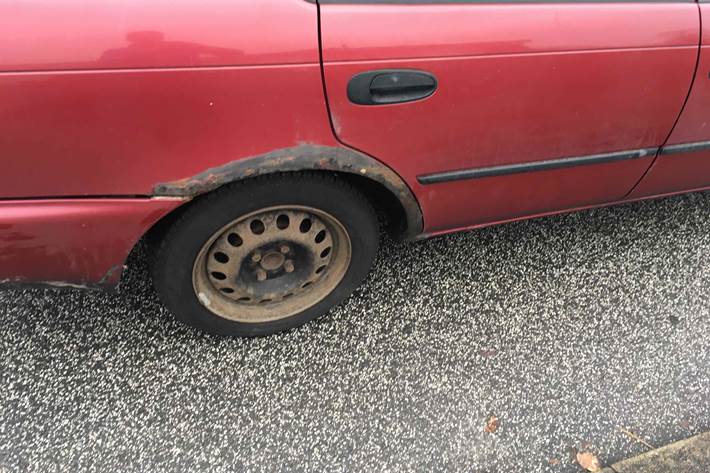 Rød Toyota Corolla fra 1995