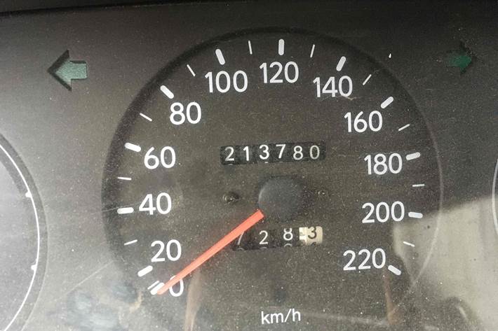 Rød Toyota Corolla fra 1995