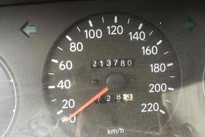 Rød Toyota Corolla fra 1995