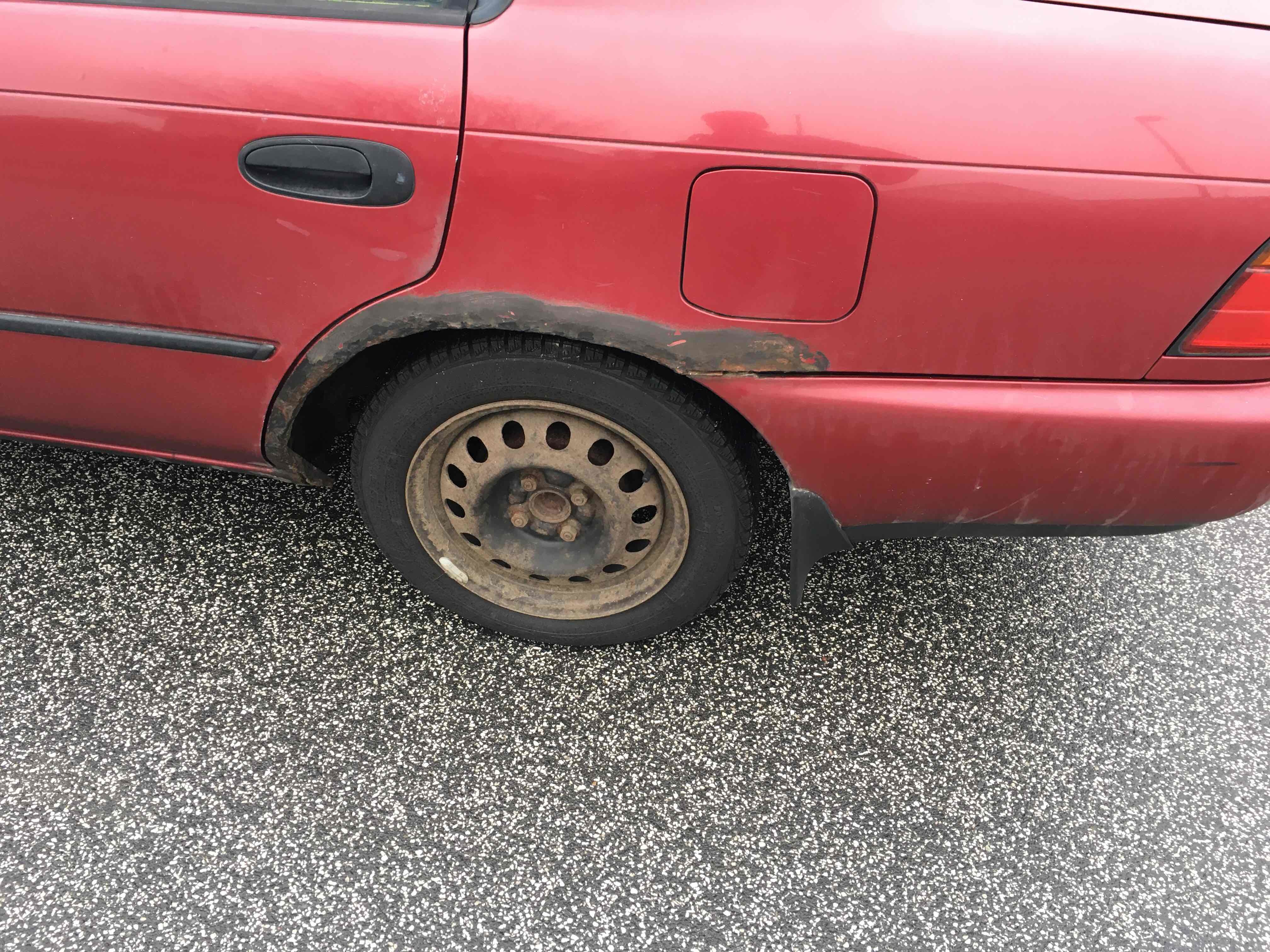 Rød Toyota Corolla fra 1995