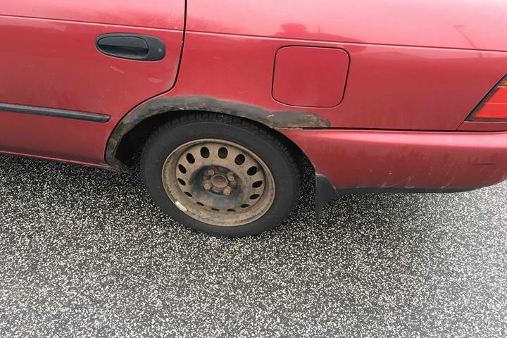Rød Toyota Corolla fra 1995