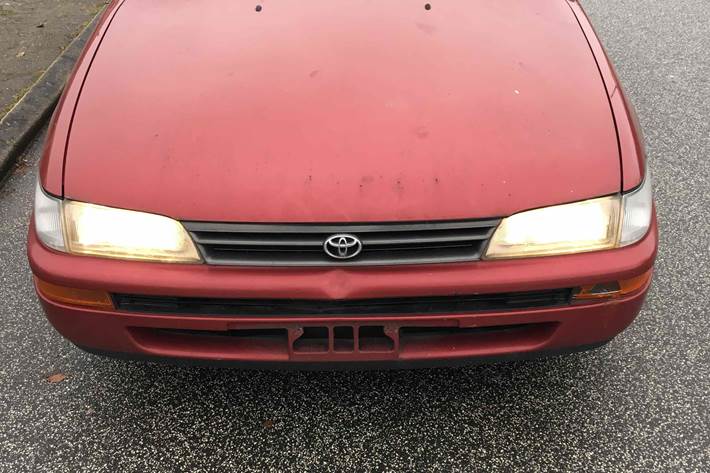 Rød Toyota Corolla fra 1995