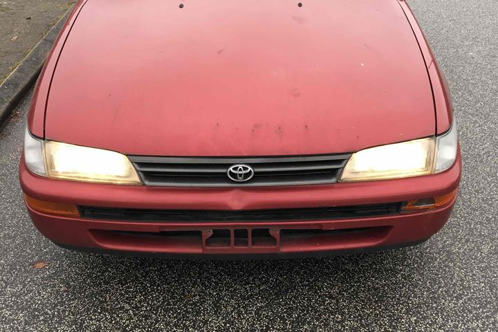 Rød Toyota Corolla fra 1995