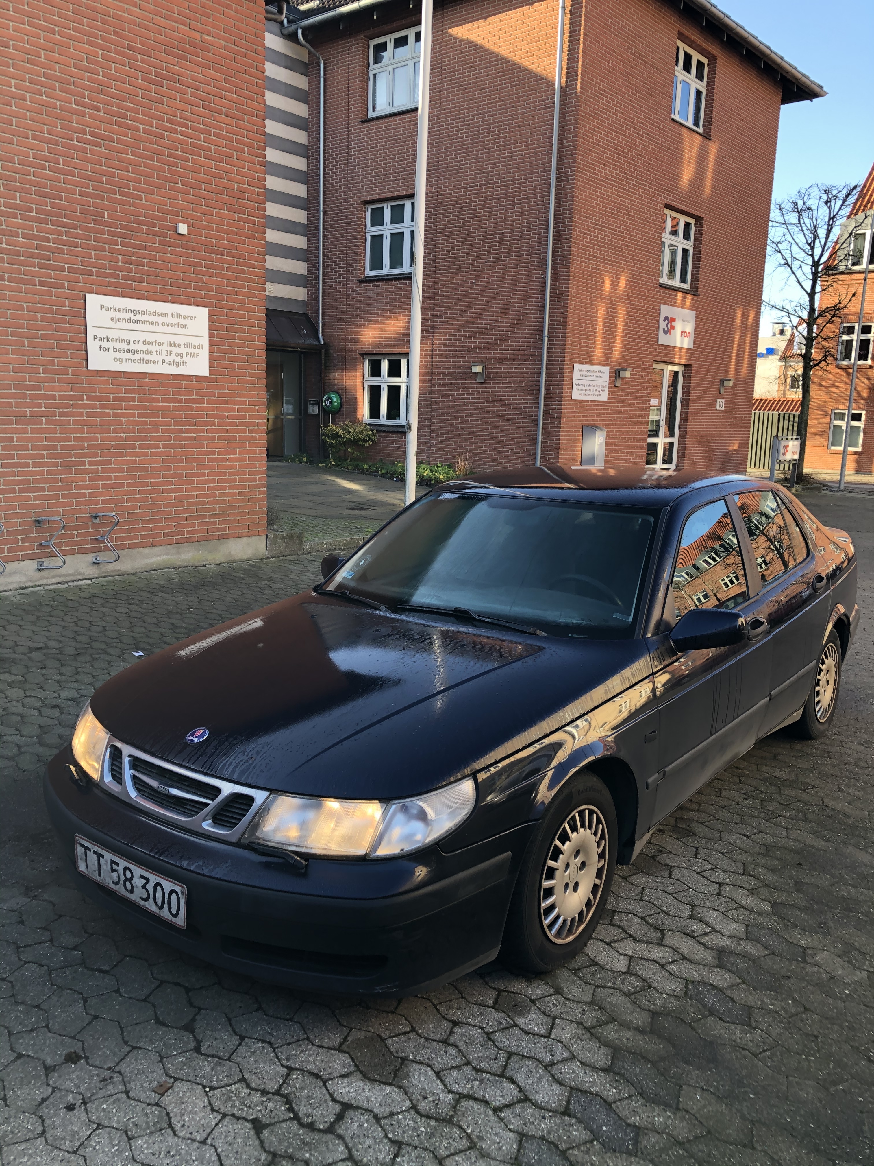 Blå Saab 9-5 fra 2000