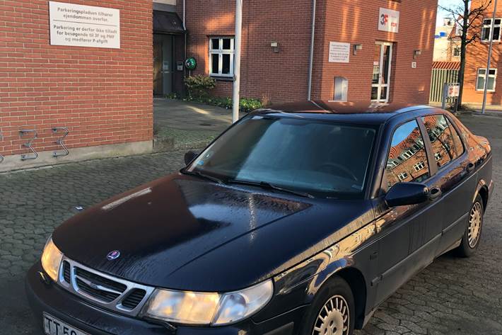 Blå Saab 9-5 fra 2000