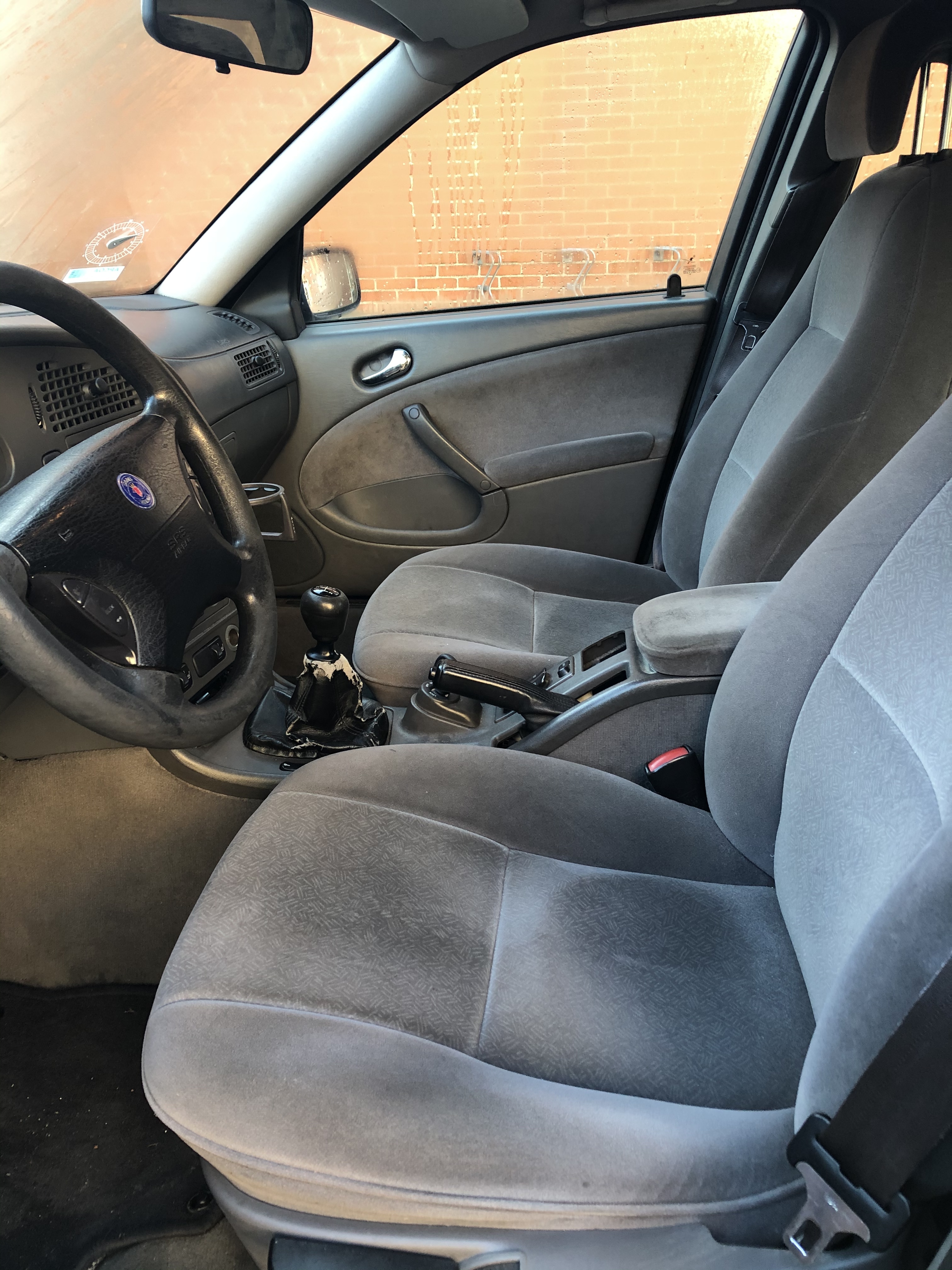 Blå Saab 9-5 fra 2000