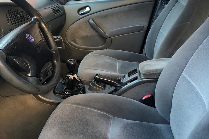 Blå Saab 9-5 fra 2000