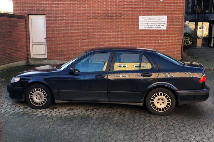 Blå Saab 9-5 fra 2000