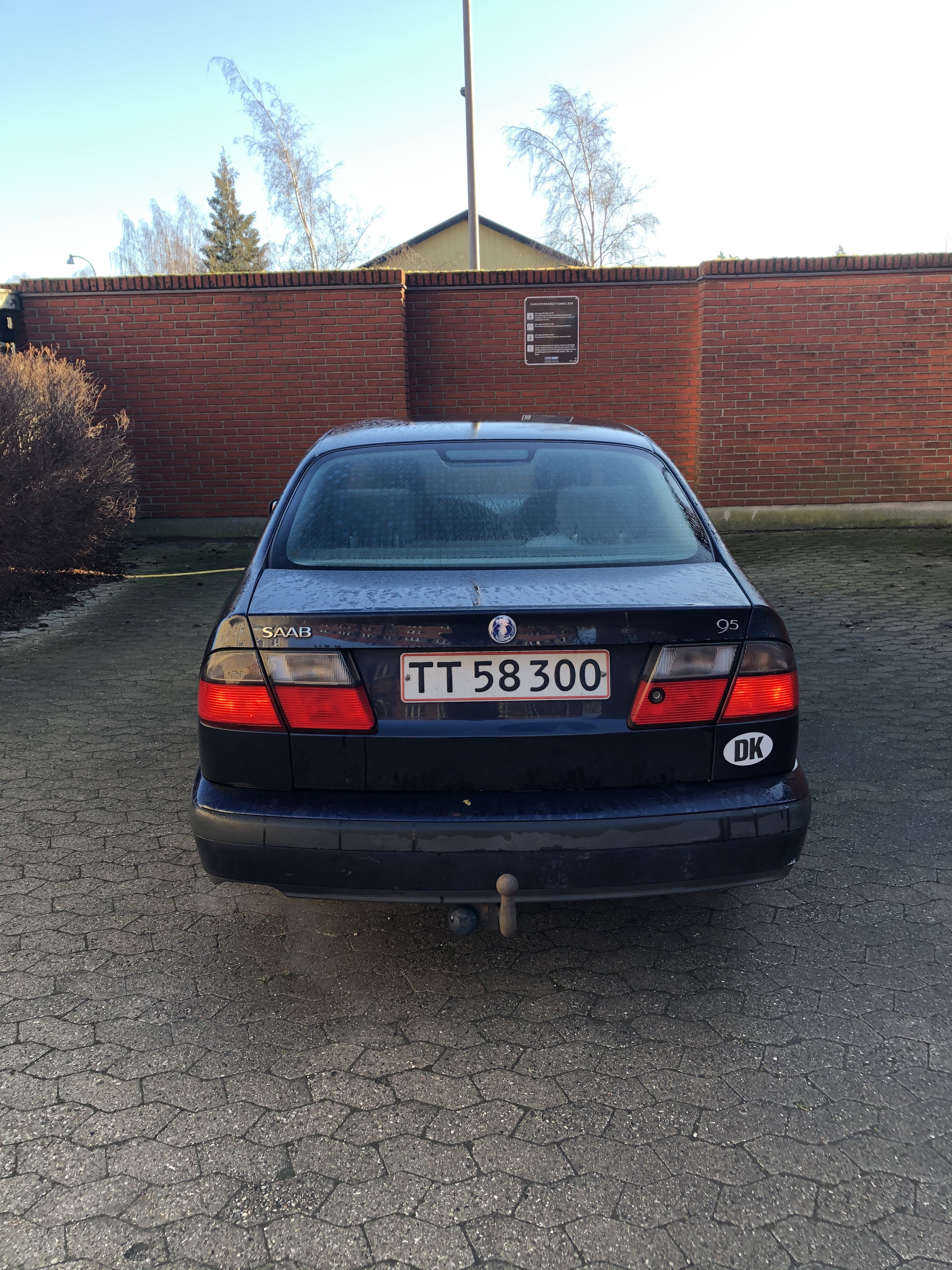 Blå Saab 9-5 fra 2000