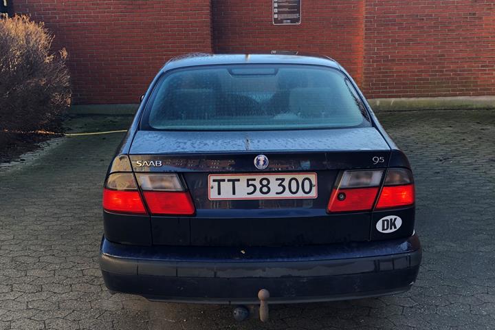 Blå Saab 9-5 fra 2000