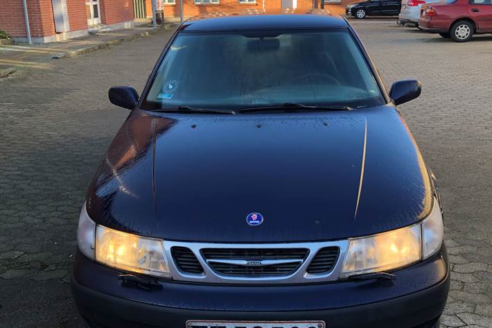 Blå Saab 9-5 fra 2000