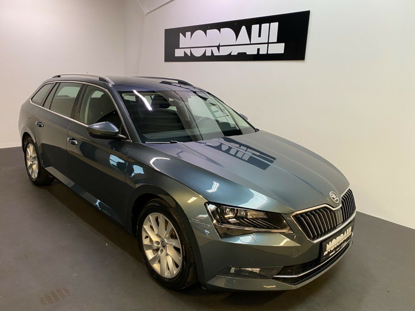 Grå Skoda Superb fra 2017